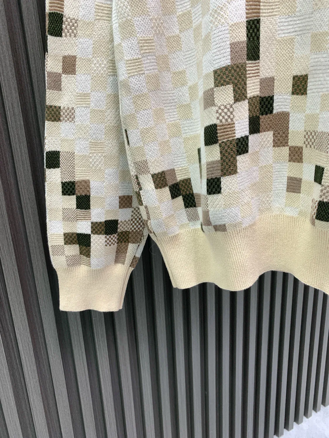 🅿️460 🀄️ Louis Vuitton Louis Vuitton 26 early spring new style LV Louis Vuitton camouflage checkerboard round neck pullover YB purchased the pattern. It is woven with 23 counts of combed cotton and 8 colors of yarn. The other 7 colors are custom dyed. The weaving piece is a 16-needle STOLL imported machine. The weaving time is 370 minutes/piece. 16-needle finer yarn is woven in 8 colors at the same time. Adding a variety of tissue jacquards increases the difficulty of the loom. There are many holes to sew with 22 stitches on the sewing plate. The embroidery requires secondary clamping. The collar, shirt legs and cuffs all need to be picked. The overall workmanship is very complicated. The embroidery is added with heat-capacitating glue and needs to be hot-glued to ensure quality. The checkerboard pattern needs to be positioned so the speed is slow. Each process of the whole garment is slow and time-consuming. Customized three-standard accessories are developed based on the original version. Same style for men and women. It is recommended to dry clean or machine wash the reverse side in cold water.